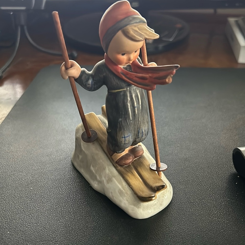 SKIER, HUMMEL 59, 5 1/2" ( WOODEN SKI POLES)